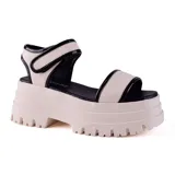 Sandalias negras con plataforma Korium Forli, con dos tiras anchas sobre el empeine y ajuste con velcro en el tobillo.