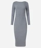 Vestido midi de punto acanalado, con diseño ajustado al cuerpo, cuello barco y mangas largas. Confeccionado en tejido de punto texturizado.