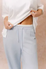 Pantalón celeste de pierna recta y silueta amplia, con cintura elástica y cordón regulable.