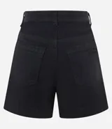 Short de mujer de sarga color beige claro, tiro alto, con pespunte contrastante en color blanco o crema. Presenta un corte regular y bolsillos delanteros y traseros.