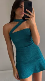 Vestido corto de fiesta en tejido de lurex brillante color verde azulado, con diseño strapless y detalle de cuello tipo choker integrado.
