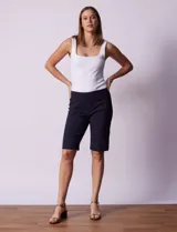 Bermuda de gabardina elastizada color negro, marca Zac & Rachel.