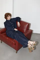 Sandalias de fiesta doradas con plataforma y tacón cuadrado.