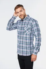 Camisa de viyela tipo leñadora con diseño a cuadros en tonos borgoña, blanco y gris. Manga larga con bolsillo en el pecho y botones en el cuello.