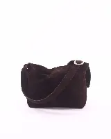 Cartera de hombro de cuero gamuzado color marrón oscuro, con diseño de silueta suave y correa ajustable con hebilla metálica plateada.