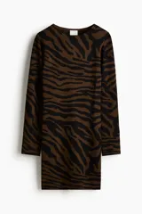 Vestido corto de punto jacquard suave, con estampado de cebra en tonos marrón y negro. Presenta un corte ajustado al cuerpo y mangas largas.