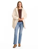 Cardigan de textura tipo corderito, color blanco, con diseño abierto sin botones, capucha amplia y mangas largas con puños de rib elástico. Cuenta con bolsillos delanteros de corte diagonal.