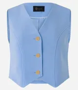 Chaleco slim color marrón, confeccionado en crepé, con escote en V y abotonado frontal.