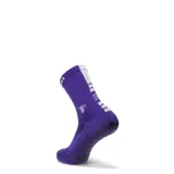 Medias deportivas de caña media color negro, con diseño técnico que incluye zonas de compresión y puntos de silicona antideslizantes en la planta del pie para mayor agarre. Presenta el logo de la marca en el lateral.