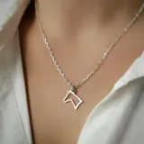 Collar de plata 925 con cadena de eslabones y dije colgante con silueta calada de cabeza de caballo.