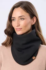 Cuello reversible de polar y sherpa color negro, con pequeño aplique de cuero sintético con logo grabado.