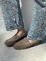 Mocasines de cuero color marrón topo, con detalle de antifaz y suela de goma.