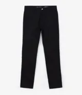 Pantalón slim de sarga color negro, con cierre de botón y cremallera, y bolsillos funcionales.