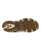 Championes New Balance modelo 530, color gris claro con detalles en blanco y beige, confeccionados en malla y gamuza, con el logo "N" en los laterales y suela ABZORB.