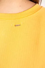 Remera de cuello redondo y manga corta, confeccionada en tejido de viscosa acanalado con un calce suave y liviano.