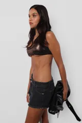 Microtop de acetato foil color marrón con efecto metalizado, forrado con microfibra pesada y terminaciones con collareta ancha.