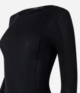 Suéter color crema de tricot con cuello redondo y manga larga.