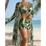 Conjunto de traje de baño de tres piezas con estampado de hojas tropicales en tonos blanco y negro. Incluye un top tipo tankini con cordón ajustable en el centro, un short de tiro alto y una camisa abierta de manga larga tipo salida de baño.