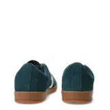 Championes Converse All Star Classic Trainer Suede, color verde oscuro, con capellada de gamuza, cordones blancos, suela de goma color caramelo y el logo clásico de la estrella y el chevron en blanco.