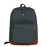 Mochila gris con base de cuero marrón, bolsillo frontal con cierre y logo estampado en blanco.