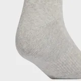 Pack de tres pares de medias deportivas Adidas de caña media, con diseño de tres rayas en el puño y logo de la marca en la puntera. Incluye un par negro, uno blanco y uno gris jaspeado.
