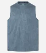 Musculosa deportiva masculina color beige, con cuello redondo y estampado sutil de líneas. Presenta recortes en los hombros y está confeccionada con tecnología Dry para mayor transpirabilidad.