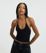 Top cropped negro con escote en V profundo y tirantes finos que se atan en la nuca (halter). El tejido es de algodón con elastano.