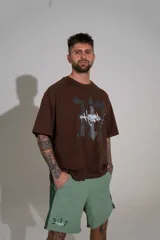 Short de lycra color verde militar, con diseño de estampa original en el lateral y cintura elástica.