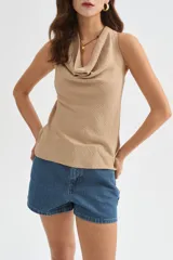 Musculosa sin mangas de poliéster, con diseño holgado y cuello buche color marrón.