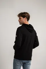 Canguro gris con capucha y cordones negros, bolsillos frontales y puños y cintura acanalados.