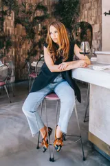 Zapato tipo blucher de raso negro con bordado de libélulas en color ocre. Presenta detalles en terciopelo ocre en los laterales y el talón, con un borde festoneado y costuras en zigzag. Se ajusta con cordones de algodón rematados con borlas de ante.