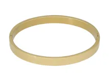 Pulsera tipo esclava rígida de acero con baño de oro, con diseño grabado de guarda griega en toda su superficie.
