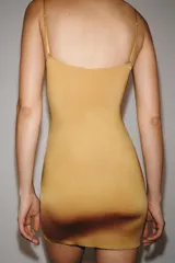 Vestido corto de poliamida, con escote corazón y tirantes finos ajustables.