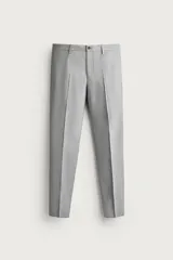 Pantalón de traje slim fit color gris, con bolsillos frontales, bolsillos traseros de doble vivo, trabillas para cinturón y cierre frontal con cremallera y botón.