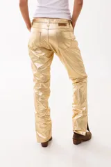 Pantalón de cuero genuino con acabado metalizado en color dorado, de corte recto y diseño clásico de cinco bolsillos.