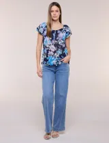 Blusa de gasa semitransparente color azul marino con estampado floral en tonos celestes y lilas, cuello redondo elastizado con lazo central y mangas cortas con doble volado.