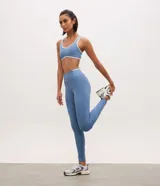 Pantalón legging deportivo Get Over de color celeste, confeccionado en poliamida con diseño ajustado al cuerpo y bies contrastante en la cintura.