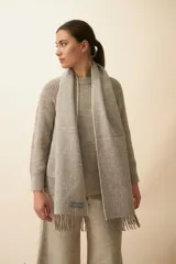 Bufanda unisex color marrón con flecos en los extremos.