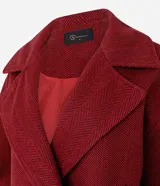Abrigo corto tipo blazer de color bordó con estampa de espiga, cuello con solapas, cierre cruzado con dos botones y bolsillos ribeteados.