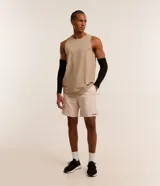 Bermuda deportiva Get Over de color beige, con cintura elástica, cordón ajustable contrastante, bolsillo trasero y pequeña estampa localizada.