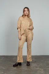 Pantalón de tejido con estampado de flores, tiro alto y pretina elastizada.