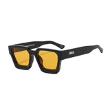 Lentes de sol unisex con montura cuadrada de plástico reciclado color verde oscuro y cristales verdes. Incluye estuche.