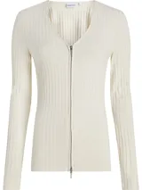 Sweater de punto acanalado color beige, con escote en V y cierre frontal completo. Presenta mangas largas y un diseño entallado.