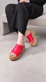 Zueco de plataforma corrida color azul con textura efecto croco, capellada amplia y plantilla en tono suela.
