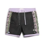 Boardshort de 17 pulgadas, color negro, con pretina elástica color lila y cordón de ajuste gris. Presenta paneles laterales con estampado gráfico en tonos rosa pálido y verde menta. Incluye un parche bordado con el logo "T.C.S.S" en la pierna izquierda y otro parche con el texto "CRITICAL SLIDE" en la derecha.