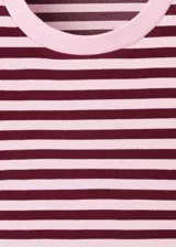 Camiseta de manga larga con diseño de rayas horizontales en tonos bordó y blanco, cuello redondo y corte recto.