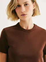 Camiseta de corte ajustado, color negro, con cuello redondo y mangas cortas.