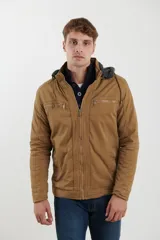 Campera técnica de tejido elástico en color azul marino, con capucha ajustable, cierre frontal y bolsillos laterales con cierre. Cuenta con forro interior de micro polar y ajuste en el ruedo.