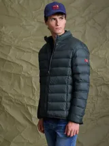 Campera puffer de plumas en color azul marino, con cierre frontal, cuello alto y diseño acolchado horizontal.
