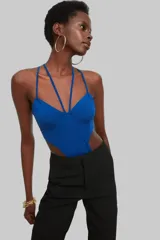 Body azul eléctrico con breteles finos y escote halter.